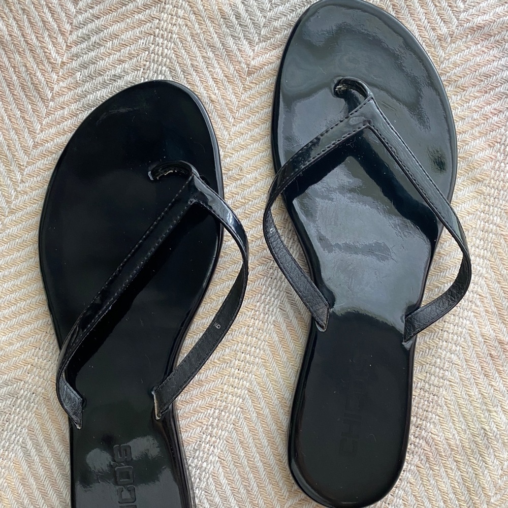 CHICO’S Black Women’s 9 Glossy Flip Flop Sandals